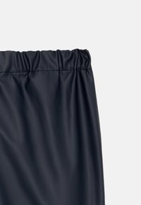 Must valge, sile finishiga kangas, millel on elastne vöökoht. Materjal tundub kerge ja kergelt läikiv, ülaosas on volditud tekstuur.