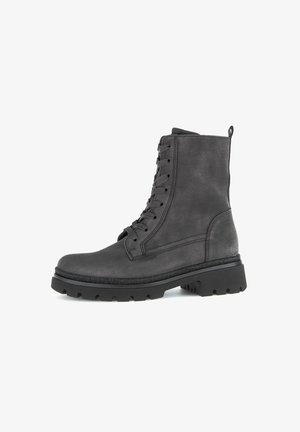 Botte de combat lacée grise avec semelle épaisse à motifs et languette au dos, présentée en profil droit sur un fond blanc.