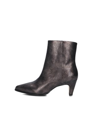 Bottes à talon aiguille en cuir métallisé gris foncé avec une finition texturée et un talon modéré. Doublure intérieure lisse et détails de couture minimaux.