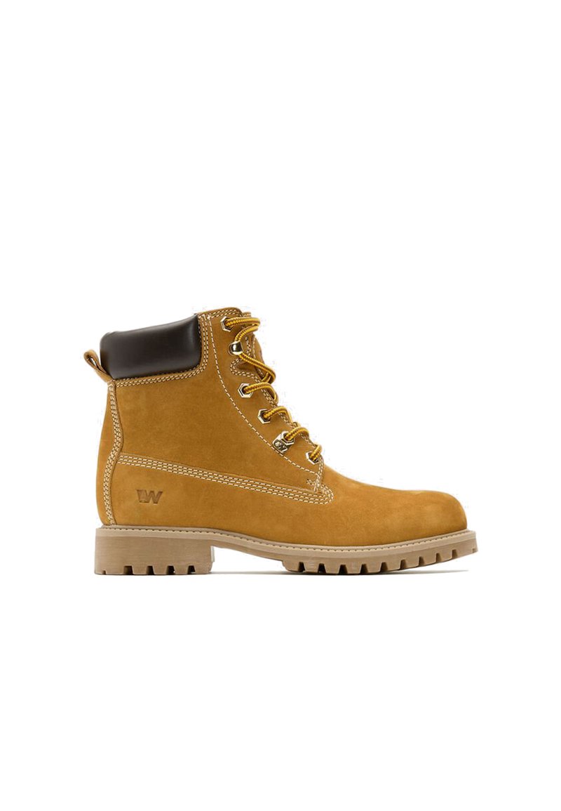 Stivale alla caviglia in suede beige con colletto imbottito marrone, lacci gialli, cuciture bianche e suola in gomma robusta con un motivo di battistrada distintivo.