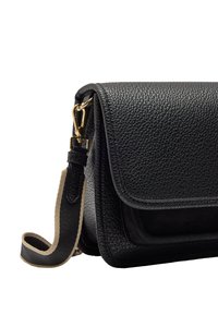 Czarna skórzana torba na ramię z teksturowaną powierzchnią, złotymi okuciami i kontrastowym paskiem z jasnobrązowym wykończeniem. Widoczny detal z zapięciem na klapkę.
