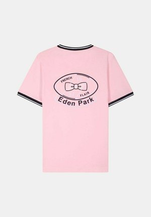 Chemise rose à manches courtes avec col et poignets rayés noirs, arborant un logo nœud papillon en contour noir et le texte "Eden Park" au dos.
