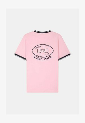 Chemise rose à manches courtes avec col et poignets rayés noirs, arborant un logo nœud papillon en contour noir et le texte "Eden Park" au dos.