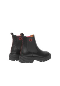 Stivali Chelsea in pelle nera con accenti a cuore rossi, pannelli elasticizzati laterali e suola in gomma testurizzata. Dettagli cuciti sul retro.