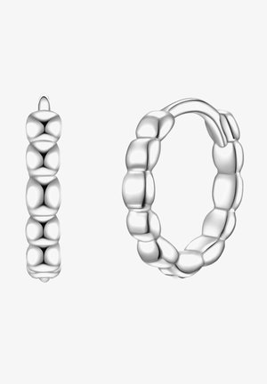 Boucles d'oreilles créoles en argent avec un motif de perles formant des segments arrondis, l'une montrée fermée et l'autre ouverte, mettant en évidence le mécanisme de fermeture.