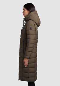Langer olivgrüner Daunenmantel mit Kapuze, der über gesteppten Panels, seitliche Taschen und schwarze Hardware-Details verfügt. Glatte Textur und taillierte Passform.