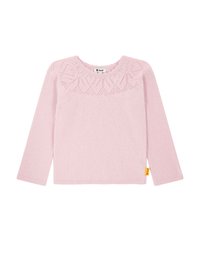 Helles rosa Langarmpullover mit strukturiertem, gemustertem Einsatz, gewelltem Ausschnitt und gelbem Etikett am Saum. Weiches Strickmaterial.