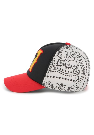 Czapka baseballowa z czerwoną daszkiem, czarnym panelem frontowym z żółtym i czerwonym haftem oraz czarnymi bokami w wzór bandany w białe. 