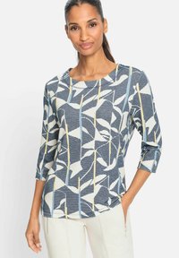 T-Shirt mit Dreiviertelärmeln aus strukturiertem Stoff, das ein geometrisches Blumenmuster in Marineblau, Weiß, Hellblau und gelben Akzenten zeigt.