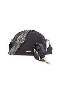 Zwarte leren schoudertas met een ronde vorm, voorzien van een afneembare gestreepte schouderband, gouden hardware en een logo-plaatje.