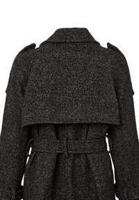 Cappotto di lana scura con finitura testurizzata, vita cinturata e colletto sovrapposto pronunciato con dettagli sulle spalle. Vista posteriore mostrata.