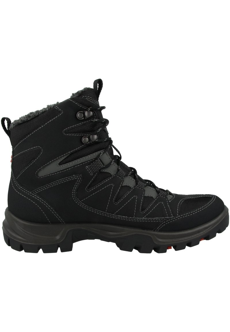Czarne buty trekkingowe z teksturowanym wykończeniem, wzmocnionymi szwami, wyściełanym kołnierzem oraz gumowymi podeszwami z wyraźnym wzorem bieżnika.