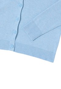 Světle modrý cardigan s kulatým výstřihem, žebrovanými manžetami a lemem. Šest souvisejících knoflíků vpředu a měkká, strukturovaná tkanina.