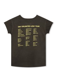 Tmavě šedé tričko s krátkým rukávem, na zadní straně s žlutým textem uvádějícím města a data pro "Z&V Unlimited Love Tour".