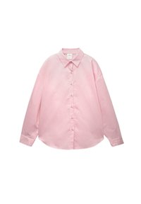 Camicia a maniche lunghe di un rosa chiaro con strisce verticali bianche sottili e colletto a punta, posata su uno sfondo bianco.