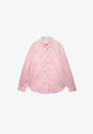 Svetlo roza srajca z dolgimi rokavi in gumbom, tanekimi belimi vertikalnimi črtami in ostrim ovratnikom, razporejena na beli podlagi.