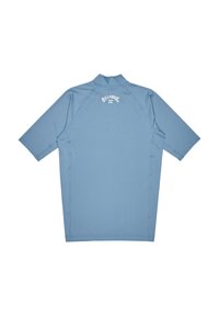 Lyseblå kortærmet rashguard med høj krave, med et hvidt logo på ryggen og flade syninger. Glat tekstur.