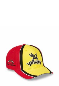 Cappello da baseball rosso e giallo con accenti neri, dotato di un logo aquila ricamato e testo stilizzato sui pannelli frontale e laterale.