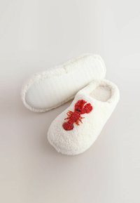 Weiße, flauschige Hausschuhe mit einer strukturierten, weichen Außenseite. Auf der Vorderseite befindet sich ein aus Perlen gestaltetes rotes Hummerdesign. Strukturierte Gummisohle.