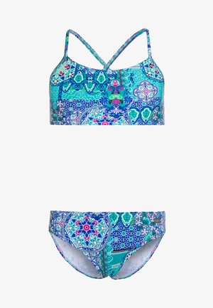 Een tweedelig bikini met een levendig blauw en groen patchworkpatroon. De stof is zacht, met verstelbare kruislings gespen op de top.
