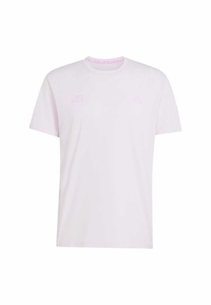 T-shirt à manches courtes rose clair en tissu doux. Présente un logo discret sur la poitrine et un col rond. Texture lisse.