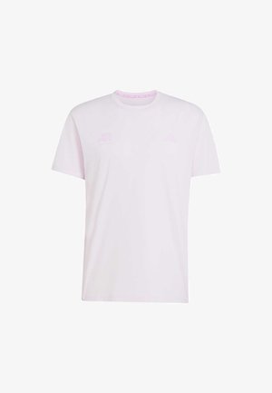 Lichtroze korte mouw t-shirt gemaakt van zachte stof. Voorzien van subtiele branding op de borst en een ronde hals. Gladde textuur.