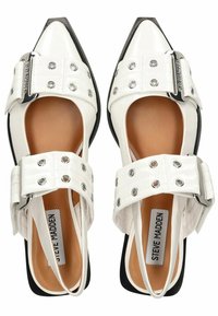 Bijele slingback cipele s špicastim vrhom i srebrnom kopčom, s detaljima na rupice, brenda Steve Madden, s tamnocrvenim ulošcima i crnim potplatima.