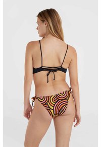 Čierny bikiny top s prekríženými ramienkami; farebné bikiny spodky s oranžovými a ružovými vírmi, viazané na bokoch.