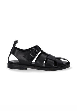 Zwarte leren sandalen met een gevlochten bandontwerp, open zijkanten, een ronde metalen accent en een platte zool.
