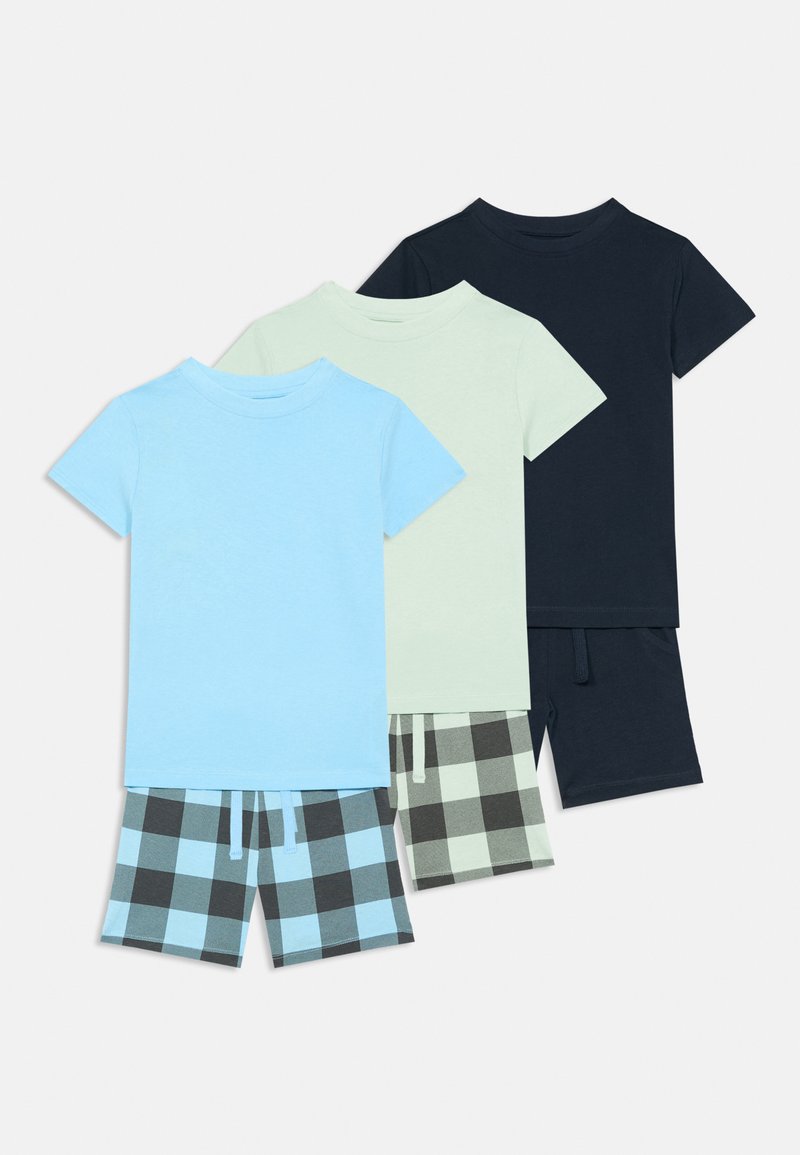 Tres conjuntos de pijamas de manga corta para niños con tops de color sólido y pantalones cortos a rayas o sólidos en azul, verde claro y azul marino sobre un fondo blanco.