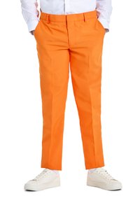 Pantaloni arancioni con una vestibilità su misura, con fronte piatto e tasche laterali, abbinati a sneaker bianche e una camicia bianca a maniche lunghe.