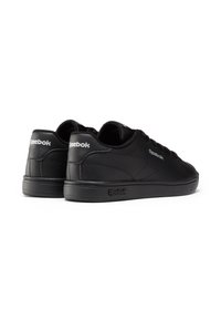 Zapatillas Reebok negras hechas de cuero liso, con un diseño de corte bajo, parte delantera con cordones y un sutil detalle del logo en el talón y el lado.