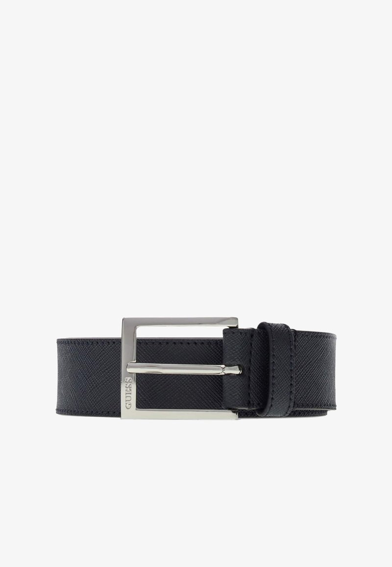 Ceinture en cuir noir texturé avec boucle rectangulaire argentée gravée du nom de la marque Guess.