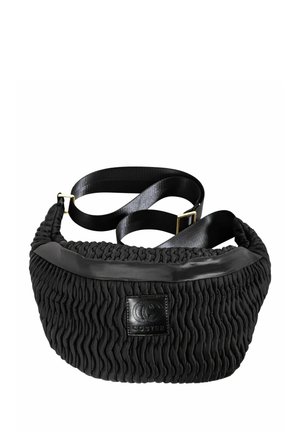 Czarna torebka na ramię z teksturowanej tkaniny z regulowanym paskiem i skórzanymi elementami, na przedniej części małą kwadratową naszywkę z logo.