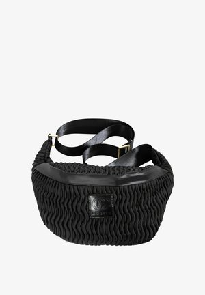 Musta, teksturoidusta kankaasta valmistettu olkalaukku säädettävällä hihnalla ja nahkaisilla reunuksilla, jossa edessä pieni neliönmuotoinen logopatch.