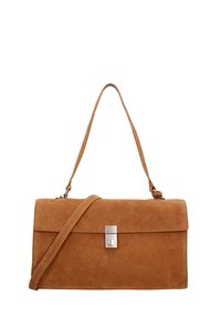 Borsa in suede color cuoio caldo con una forma rettangolare elegante, dotata di chiusura a pattina, tracolla regolabile e dettagli in metallo argentato.