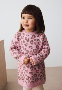 Pull en tricot rose avec motif léopard en gris plus foncé et accents roses. Caractérisé par un col rond et des poignets côtelés, fabriqué à partir d'un matériau doux.