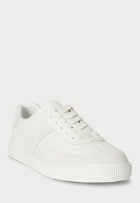 Białe sneakersy wykonane z gładkiej skóry i zamszu. Posiadają płaskie sznurowadła, zaokrąglony czubek, teksturowaną gumową podeszwę oraz minimalistyczne akcenty w designie.