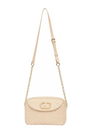 Borsa a tracolla in pelle intrecciata beige con dettagli a catena dorata e tracolla regolabile, con fermaglio logo intrecciato dorato.