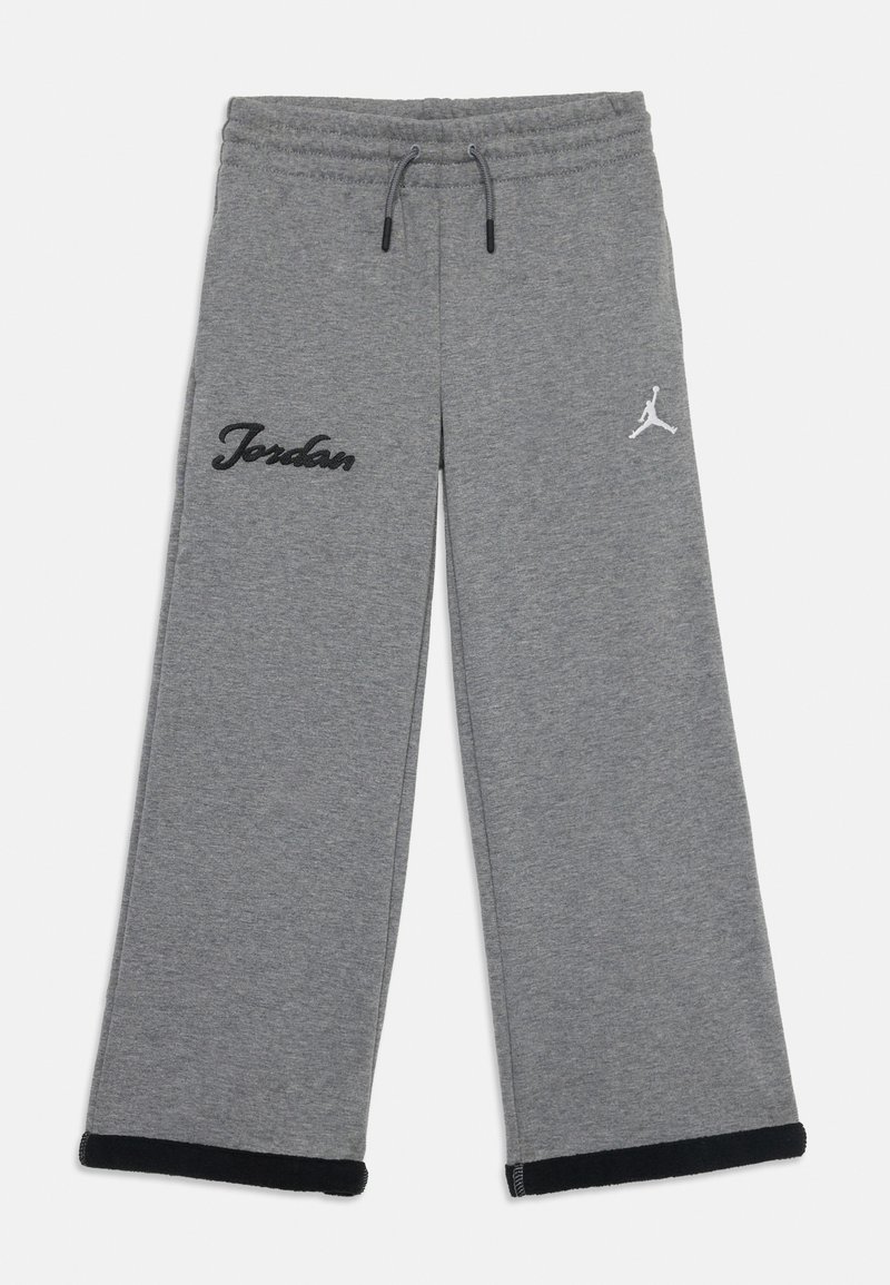 Pantalons de survêtement gris en tissu doux, avec une taille à cordon de serrage, des logos sur les côtés et des bordures noires aux poignets.