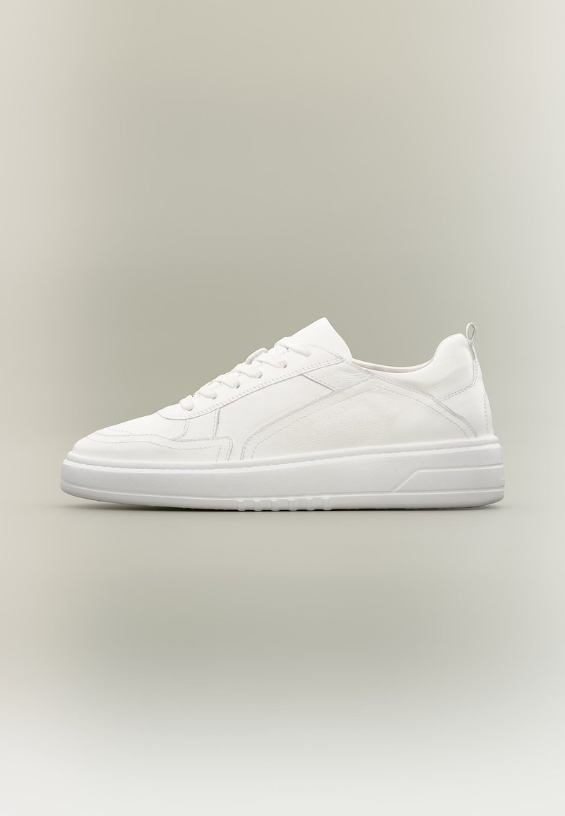 Baskets basses blanches à lacets à l'avant, panneaux latéraux texturés et semelle épaisse sur fond neutre.