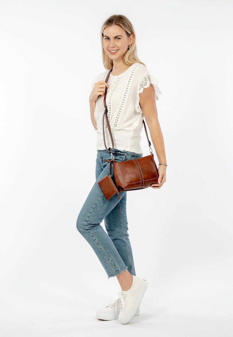 Sac Bandoulière T-Shirt & Jeans Desert Artisan - Taille Medium, Couleur Cognac - Neuf Avec étiquettes