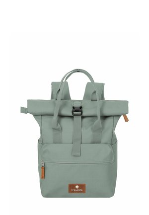 Hellgrüner Rolltop-Rucksack aus strapazierfähigem Material. Mit verstellbaren Trägern, einer vorderen Reißverschlusstasche und einem braunen Lederlabel.