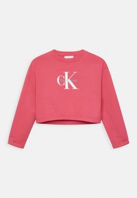 Różowy krótki sweatshirt z bawełny, z długimi rękawami, z dużym białym logo "CK" oraz napisem "This is Love" w kolorze niebieskim.