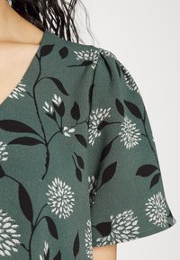ONLY Petite ONLNOVA LARA - Blusa - balsam green