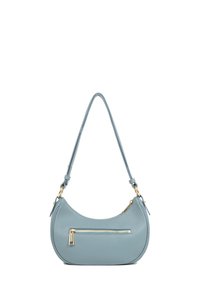 Sac à main en cuir bleu clair avec une forme courbée, une poche avant zippée dorée et une seule bandoulière réglable. Texture lisse sur l'ensemble.