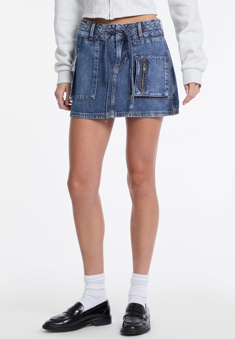 Denim mini-jurk met een trektouw in de taille, twee voorzakken, één ritszak, in een vervaagde blauwe wassing, met een rechte snit en een casual ontwerp.