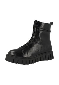 Botas negras hasta el tobillo con un acabado brillante, que presentan una superficie texturizada, cordones en la parte delantera y una suela de goma gruesa y estriada.