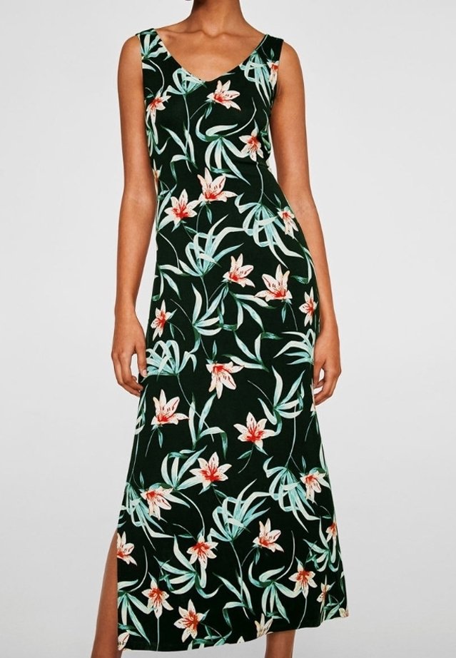 Robe maxi sans manches vert foncé avec un col en V, ornée d'un motif floral blanc et rouge ainsi que de dessins de feuilles bleu-vert clair.