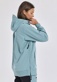 Felpa leggera blu con cappuccio, dotata di tasca con zip, cappuccio regolabile con cordino e polsini a costine. La texture liscia aumenta il comfort e la vestibilità.